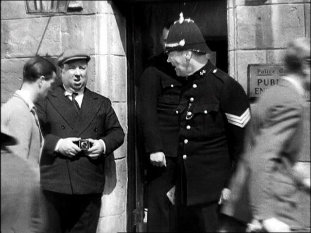 Apparition d'Hitchcock dans le film.